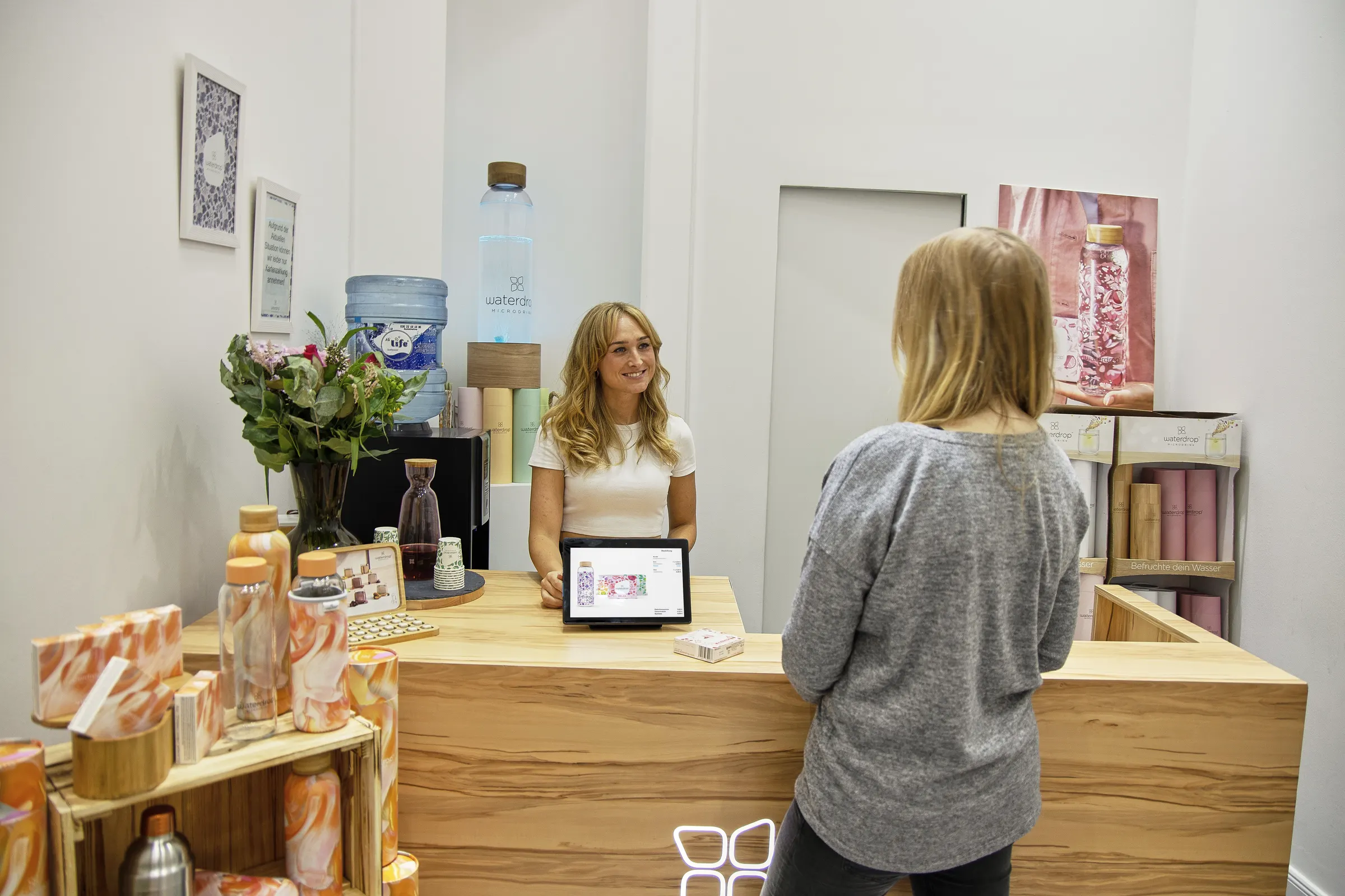 Kvinna får stenmassage